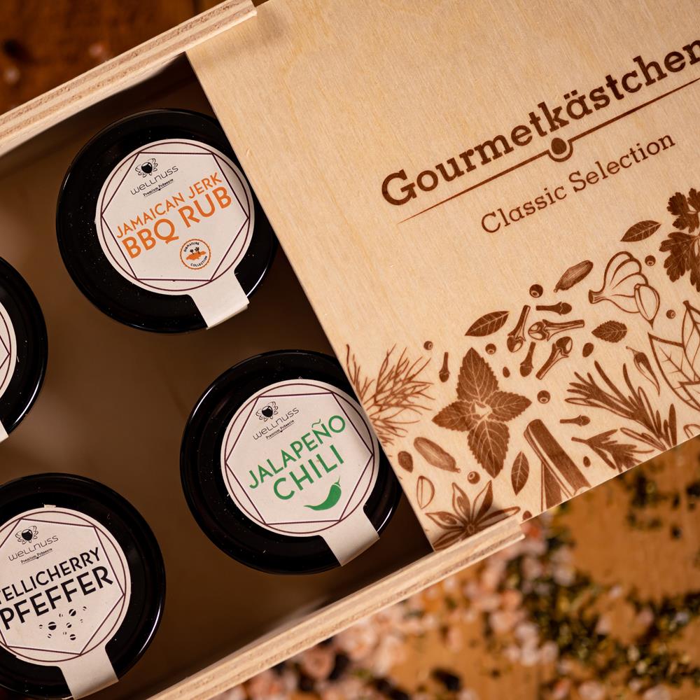 Gourmetkästchen mit 4 Gourmet Gewürzen - Tellicherry Pfeffer,   Kristallsalz, Jalapeno Chili grün und Jamaican BBQ Rub